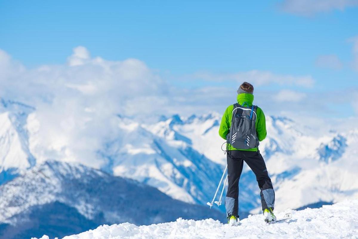 eine Person mit einem Rucksack, die auf einem Berggipfel steht