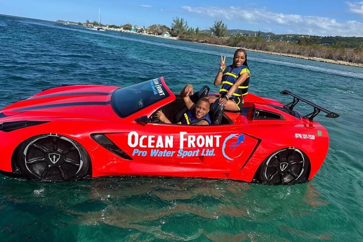 dua orang duduk di atas kereta merah di dalam air