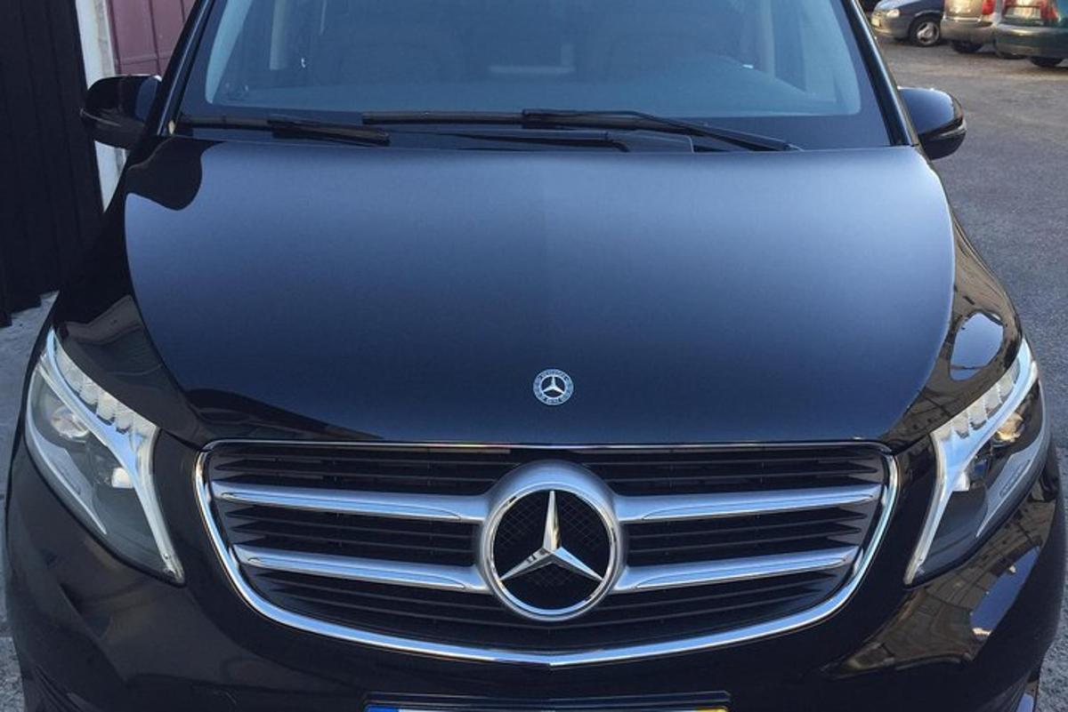um carro Mercedes Benz estacionado em um estacionamento
