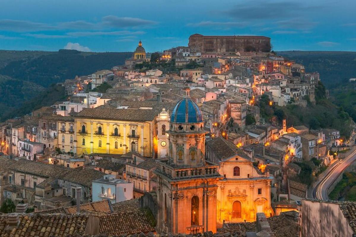 una vista aerea di una città di notte