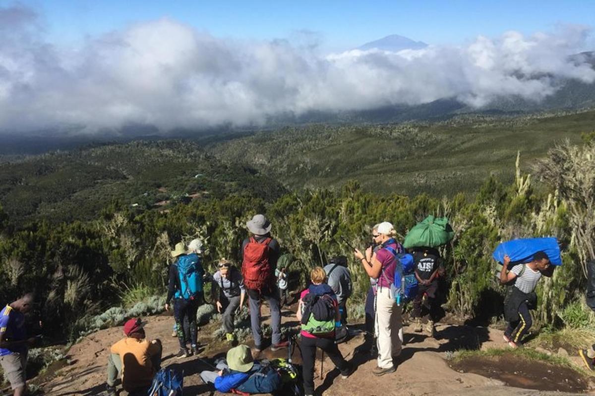 un grupo de personas de pie en la cima de una montaña