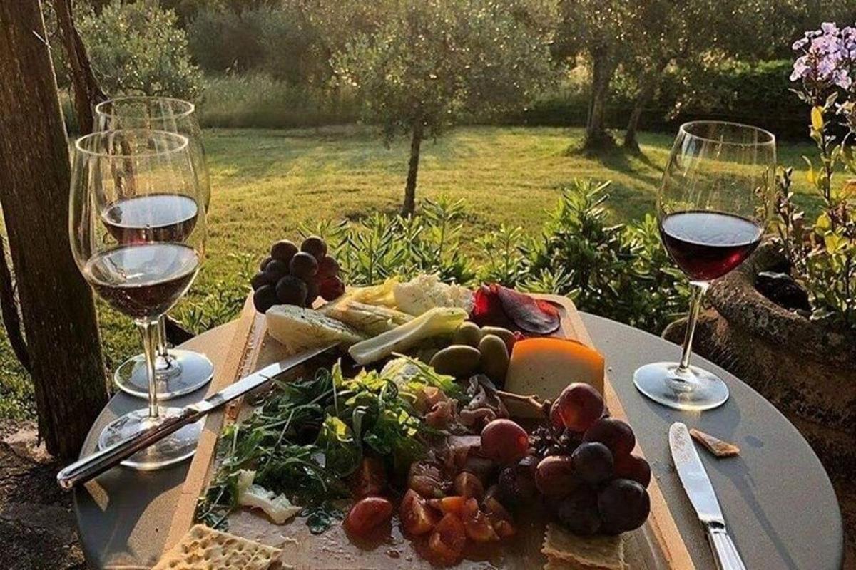 un tavolo con un piatto di cibo e due bicchieri di vino