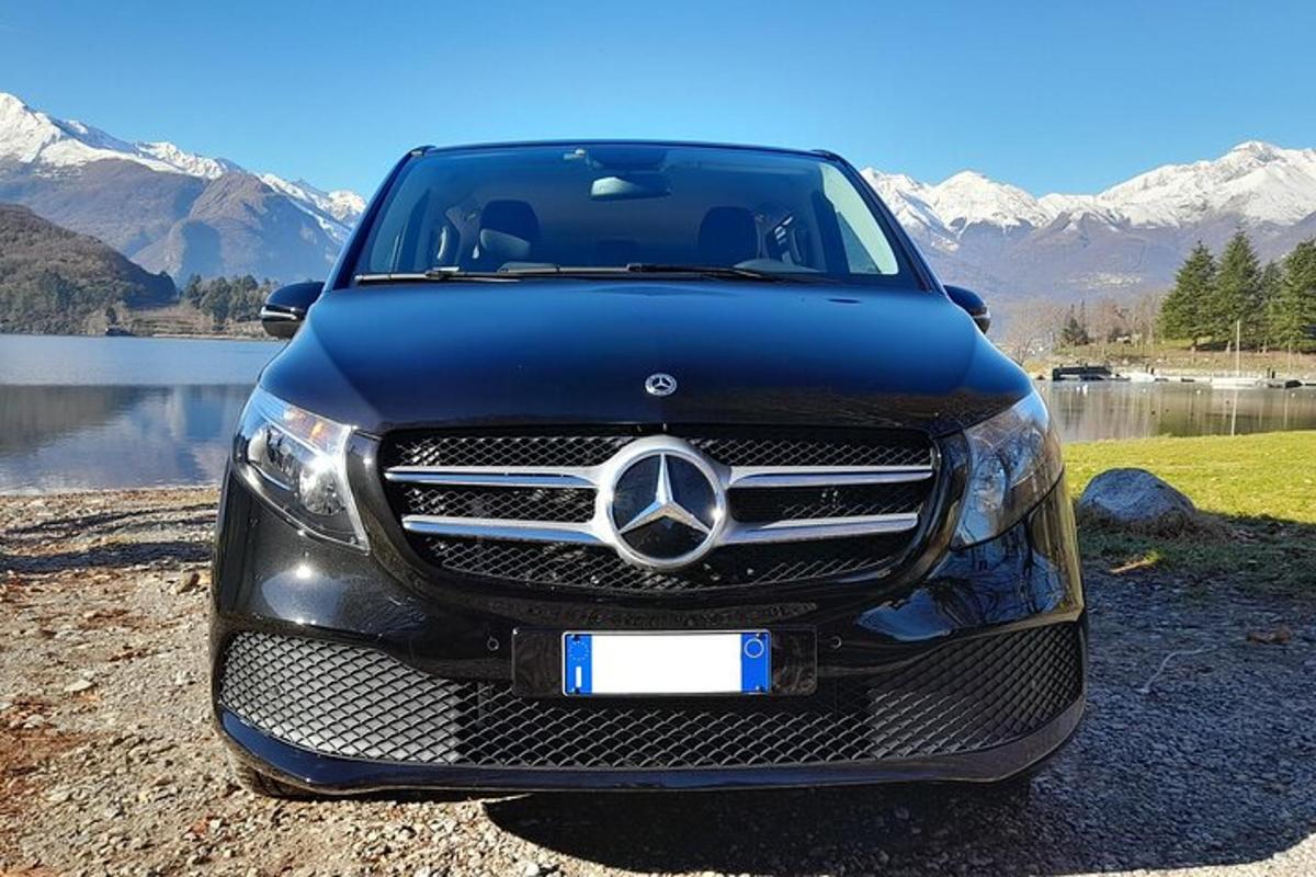 sebuah kereta mercedes benz hitam diletakkan di sebelah tasik