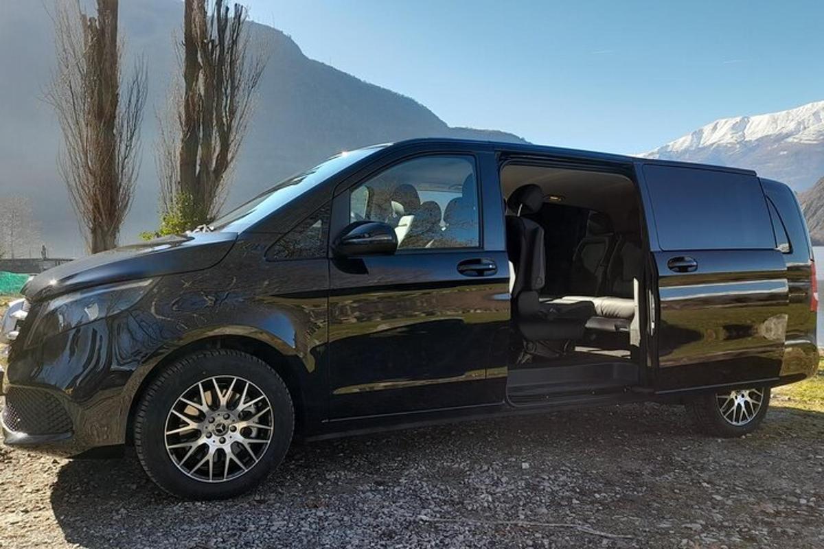 uma van preta estacionada em um estacionamento