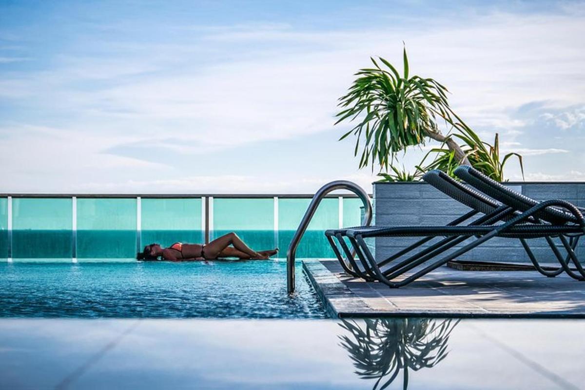 una dona estirada a l'aigua d'una piscina