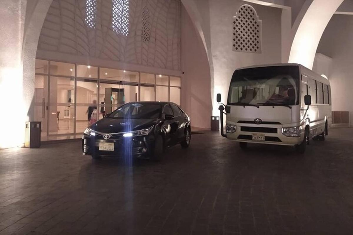 černé auto a autobus zaparkované v budově