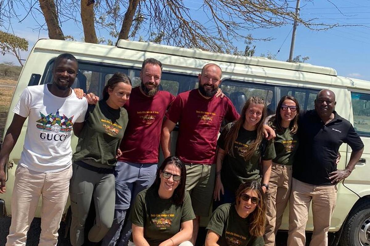 un grup de persones dretes davant d'un autobús