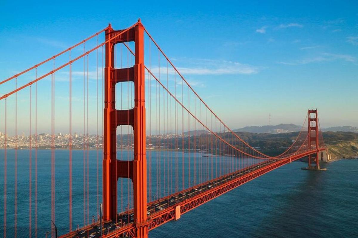 un Golden Gate Bridge con una città sullo sfondo