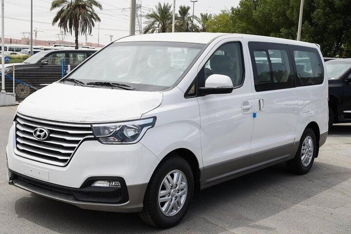 un furgone bianco parcheggiato in un parcheggio