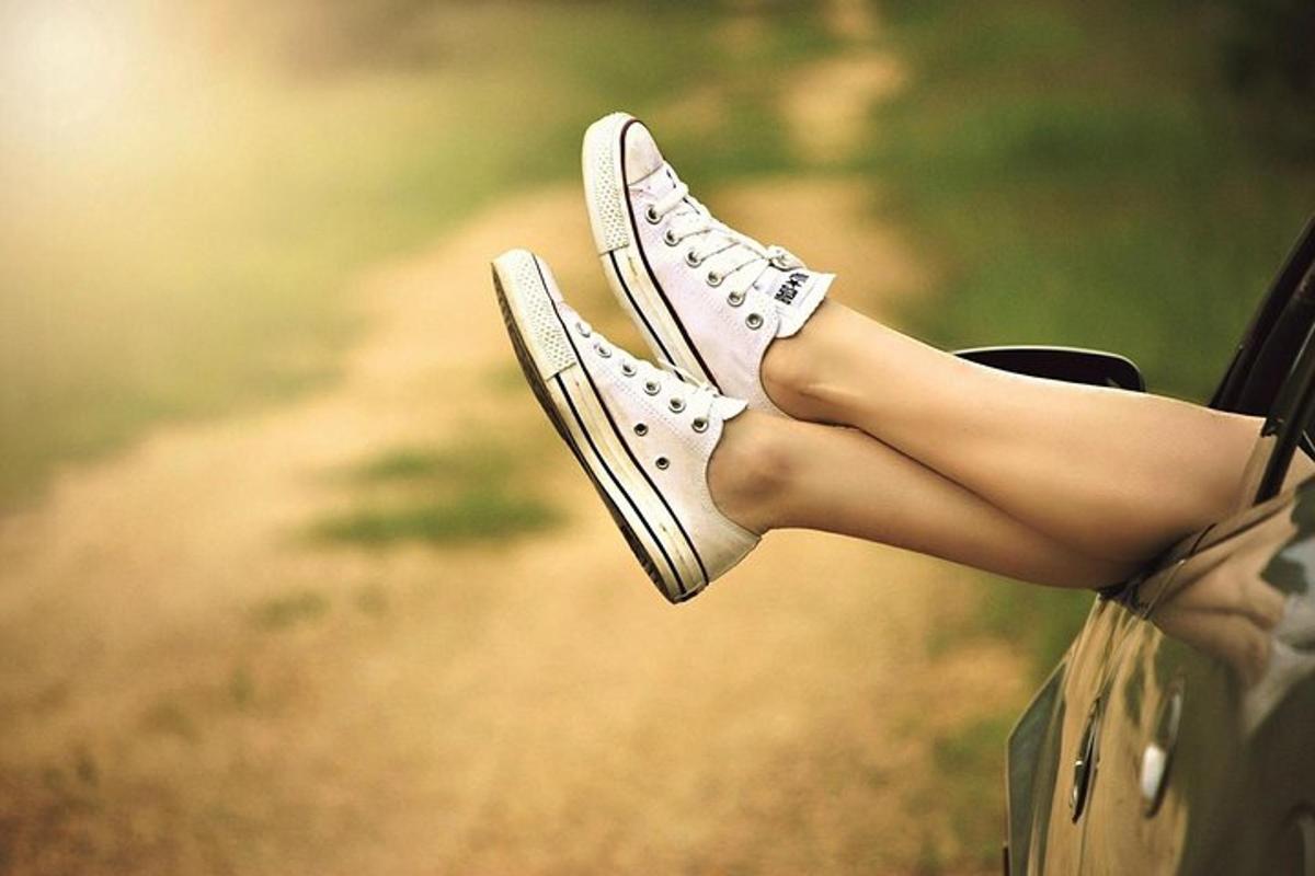 una donna con le gambe che spuntano da un paio di scarpe