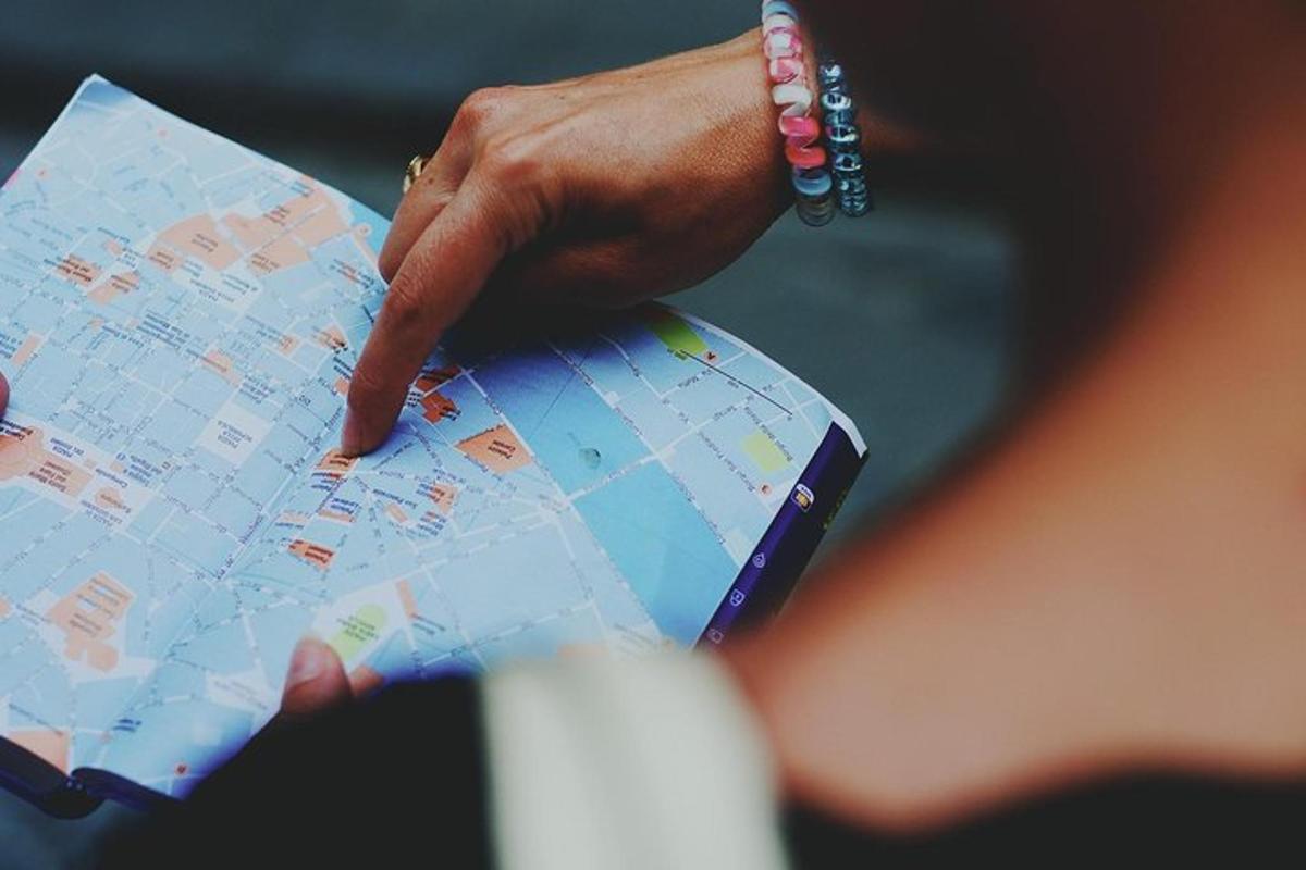 una donna sta indicando una mappa