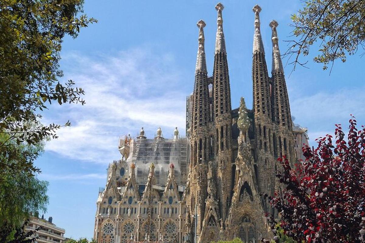 un gran edifici amb moltes agulles a la part superior