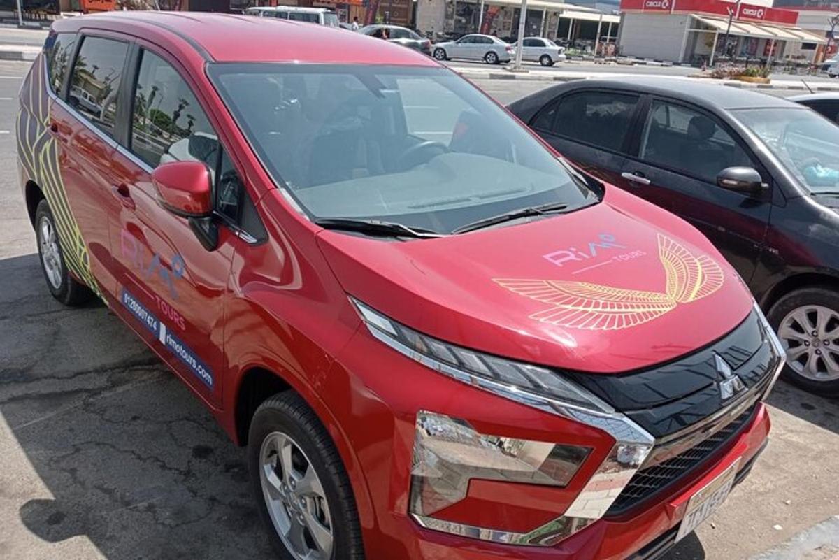 sebuah kereta merah diletakkan di tempat letak kereta