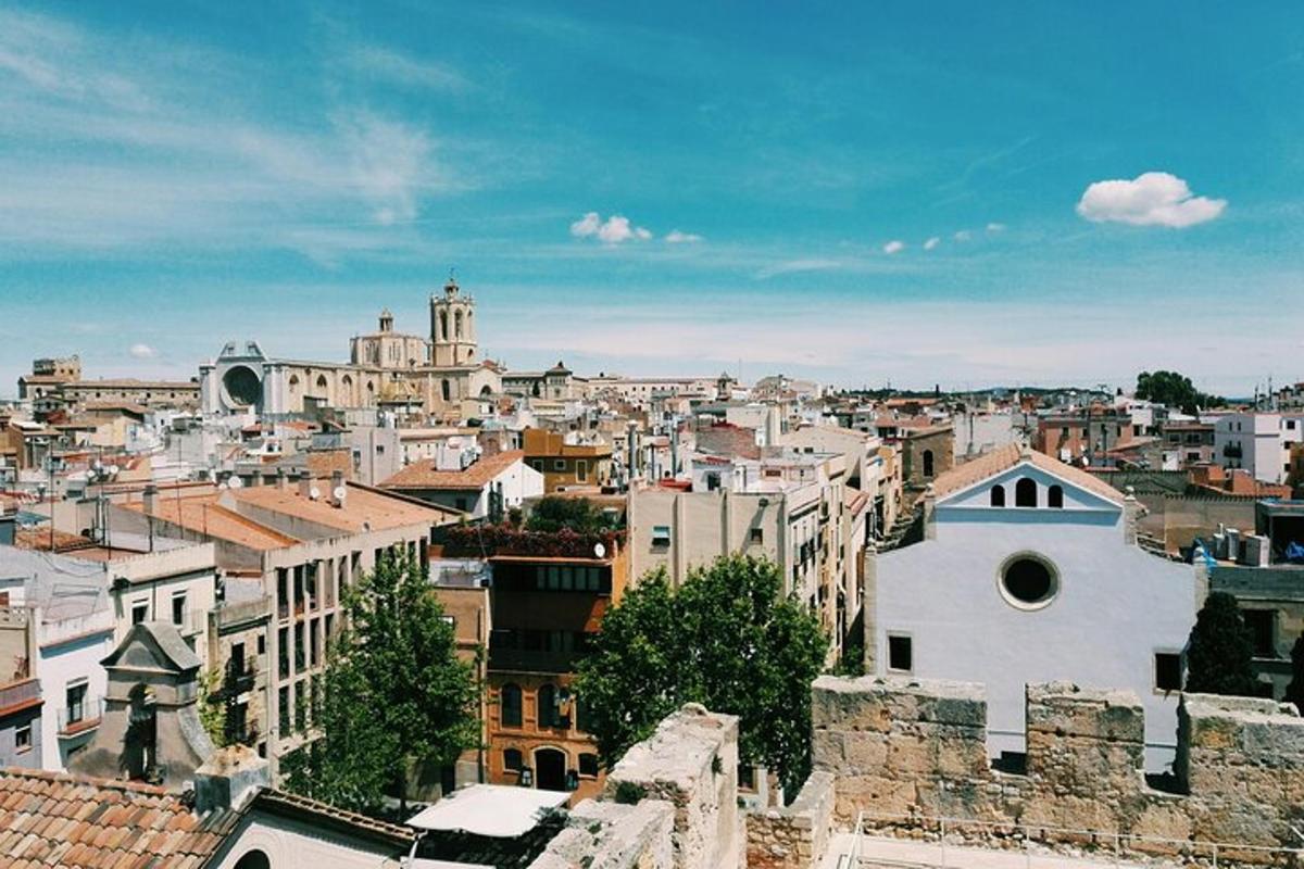 una vista d'una ciutat amb edificis