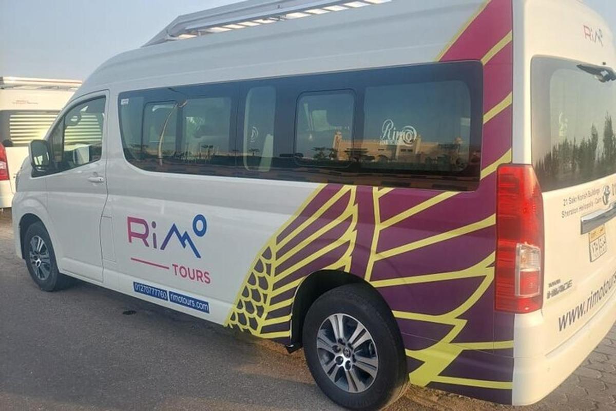 Egy Ryan Tots furgon parkolt egy parkolóban