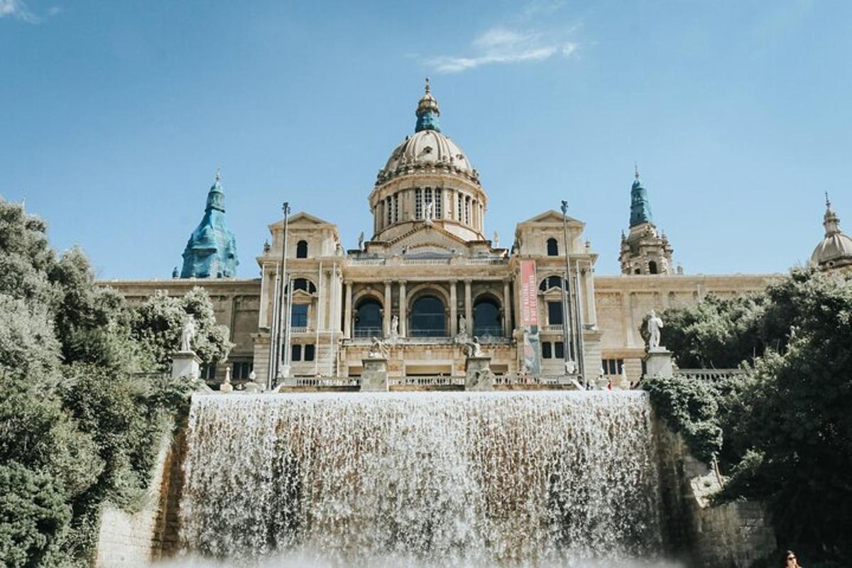 un edifici amb una cascada davant d'un edifici