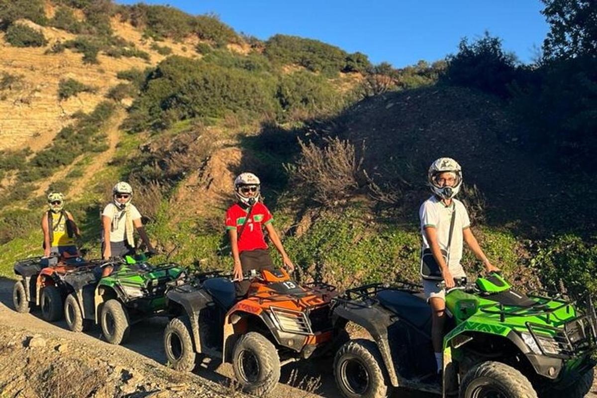 un grup de persones dempeus en quads en un turó