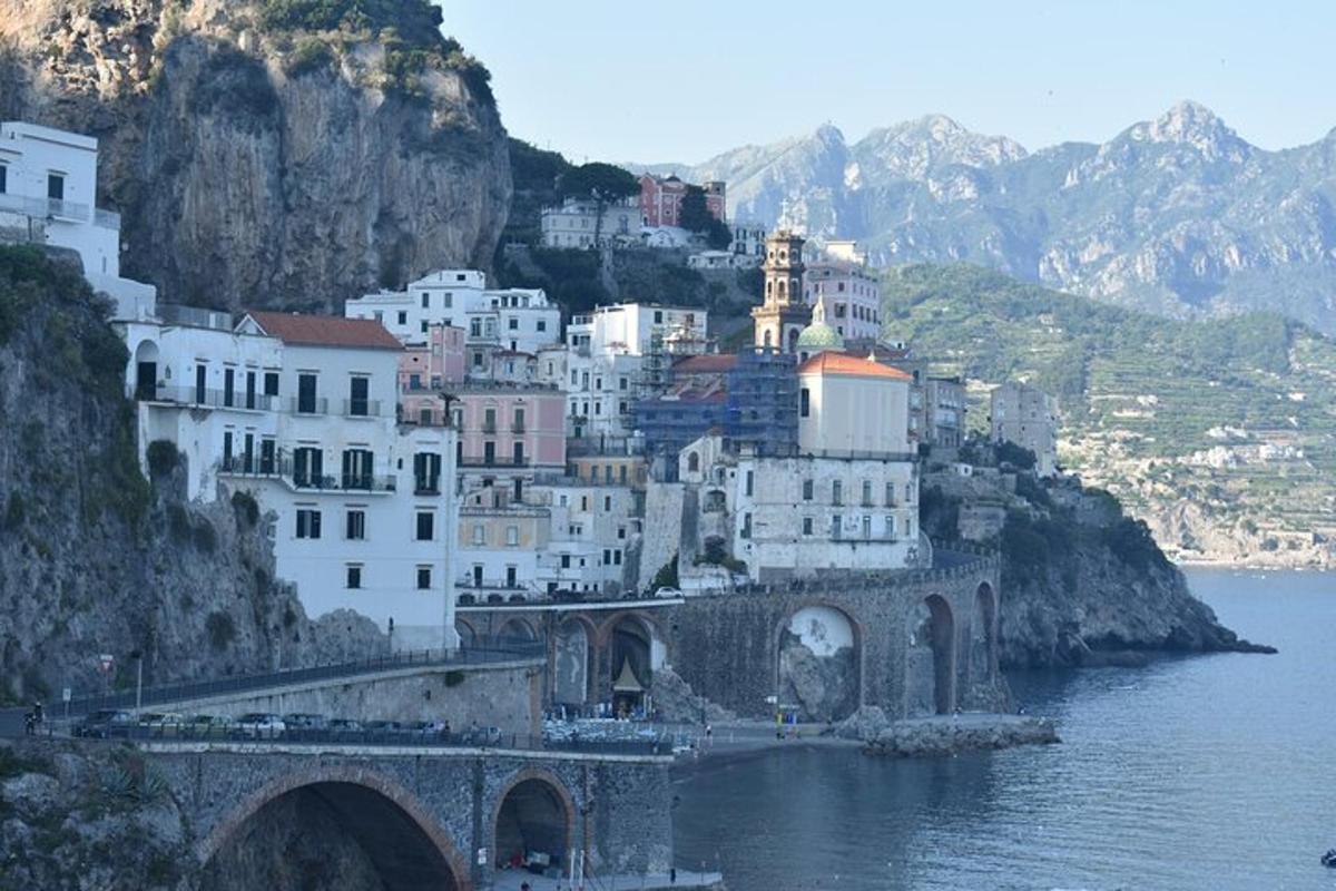 un gruppo di edifici su una montagna con un ponte