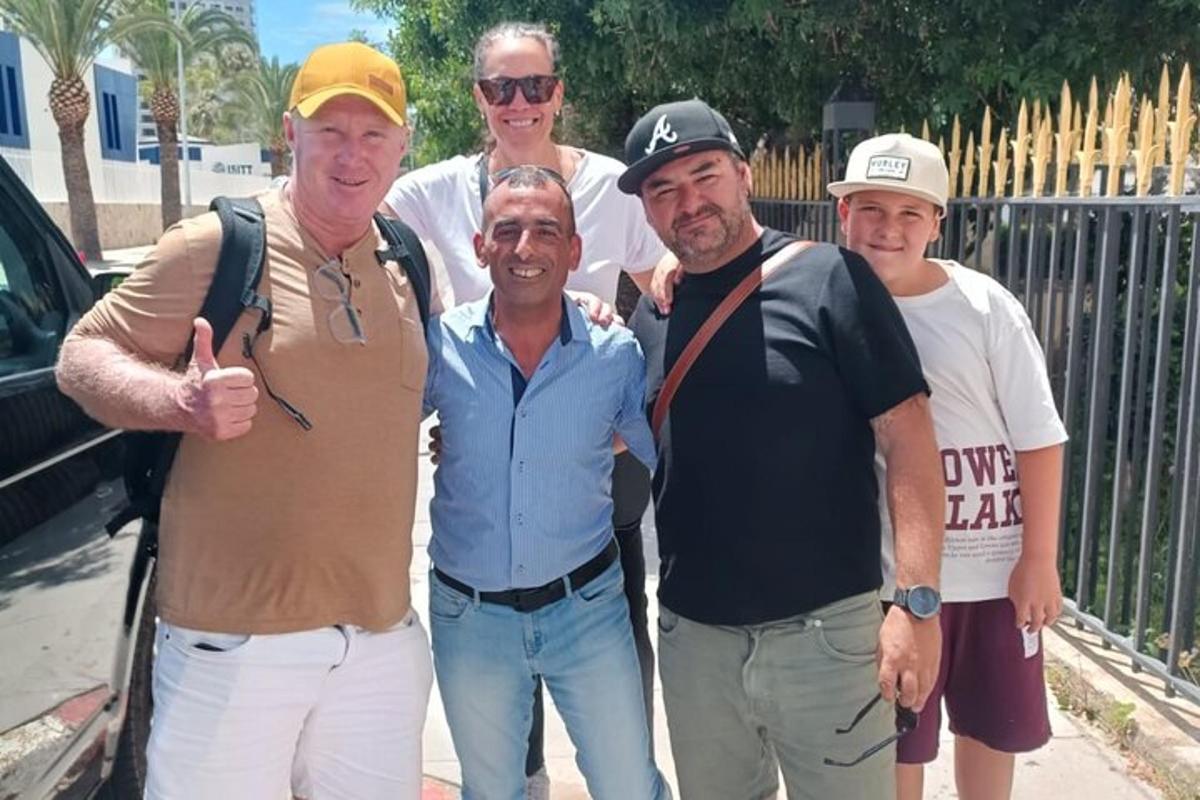 un gruppo di uomini in posa per una foto