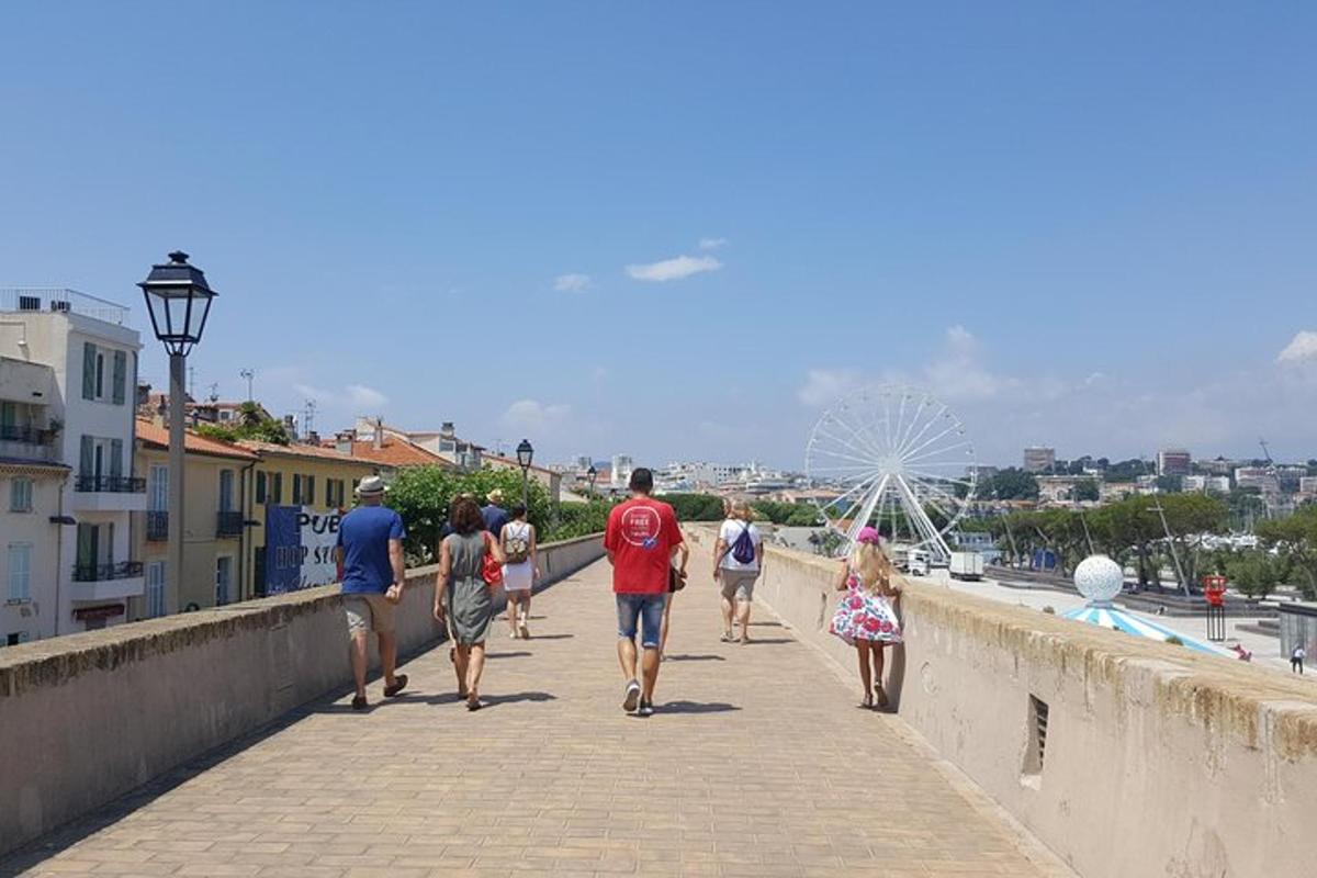 un gruppo di persone che camminano su un ponte