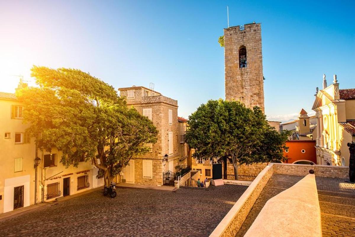 una vista di una strada con un edificio e una torre