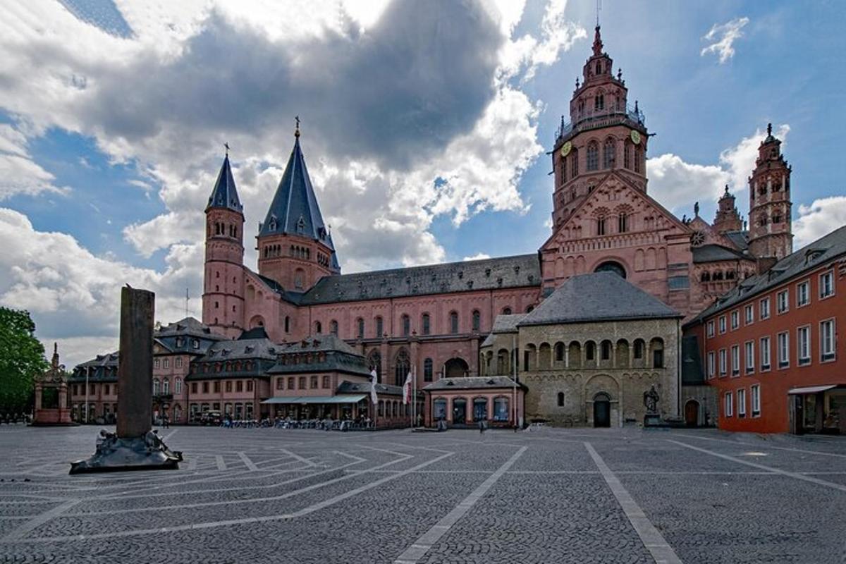 un grande edificio con due torri in cima