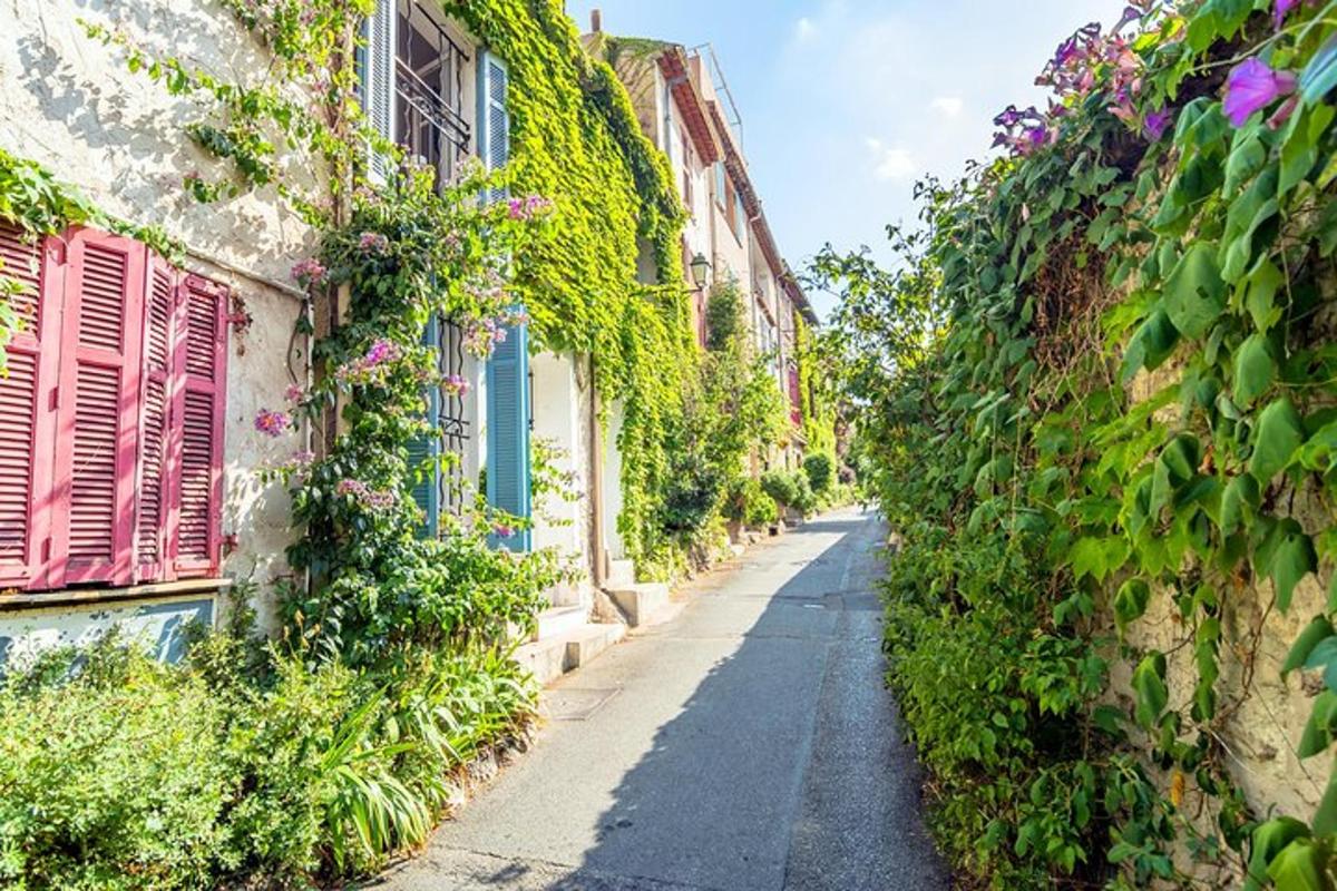 un vicolo con fiori sul lato di un edificio