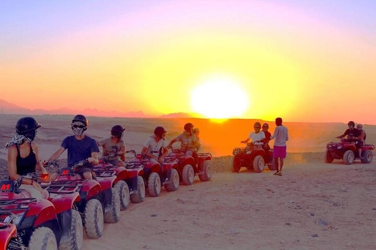 sekumpulan orang menunggang atv di pantai pada waktu matahari terbenam
