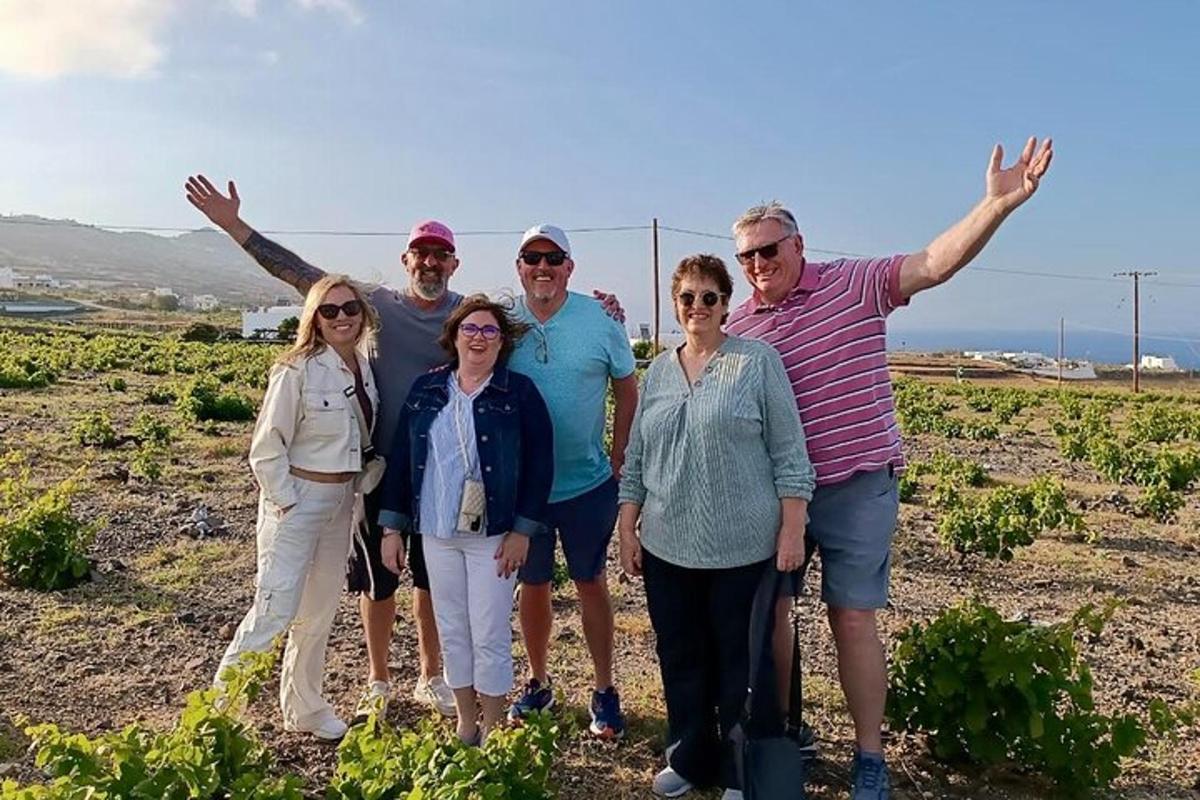 skupina lidí pózujících pro fotografii ve vinici