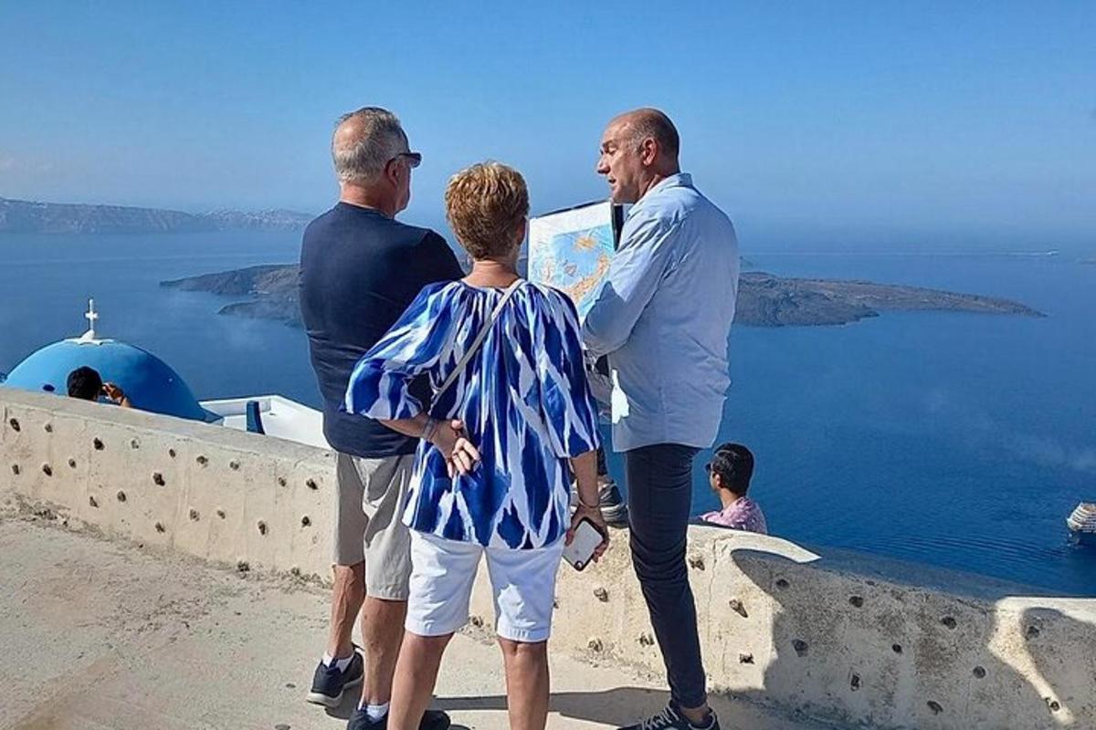 tři muži a žena s výhledem na oceán