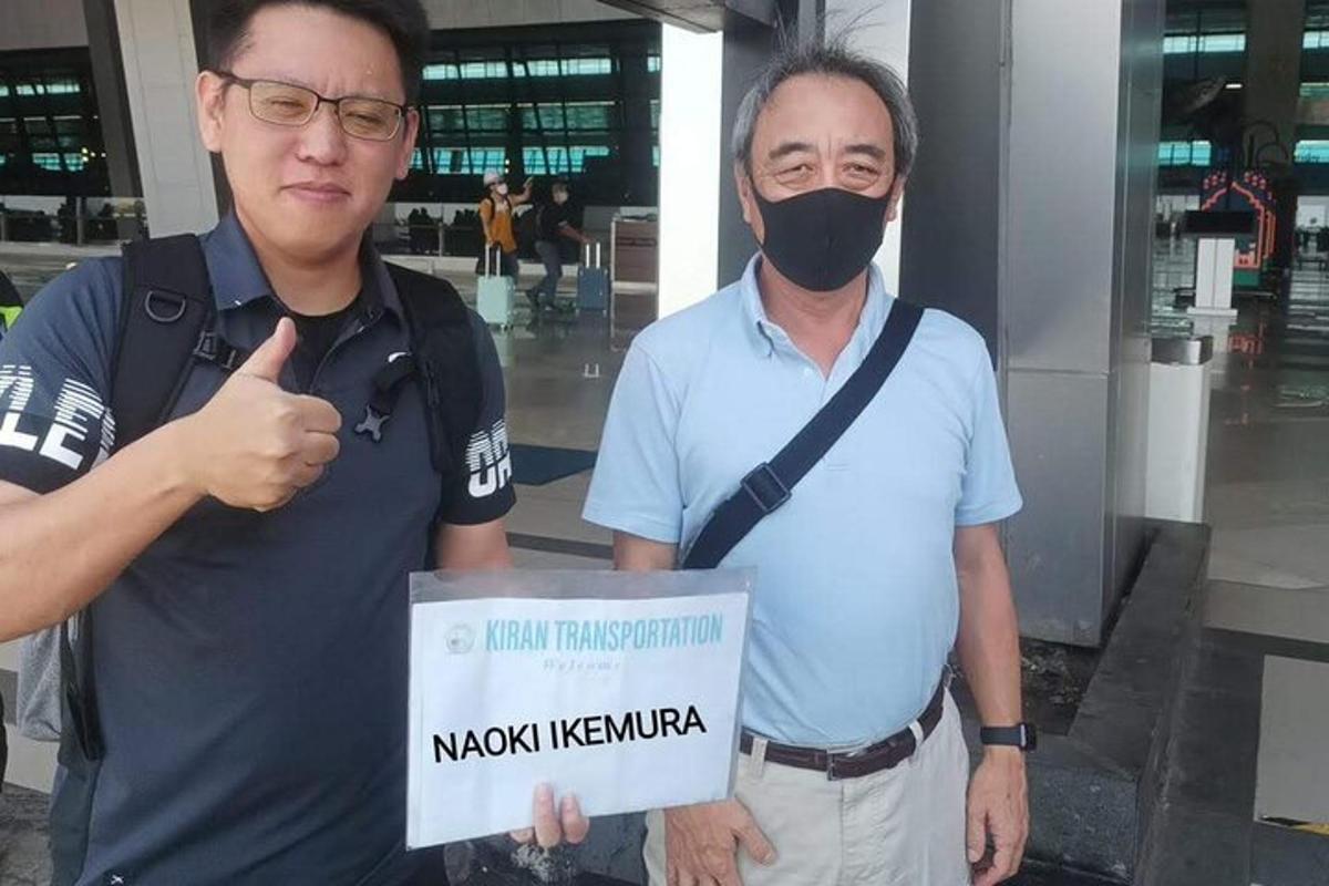 마스크를 쓰고 표지판을 들고 있는 남자