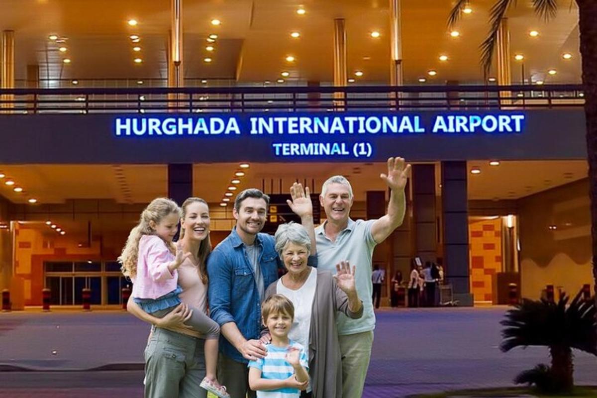 uma família posando para uma foto em frente a um aeroporto