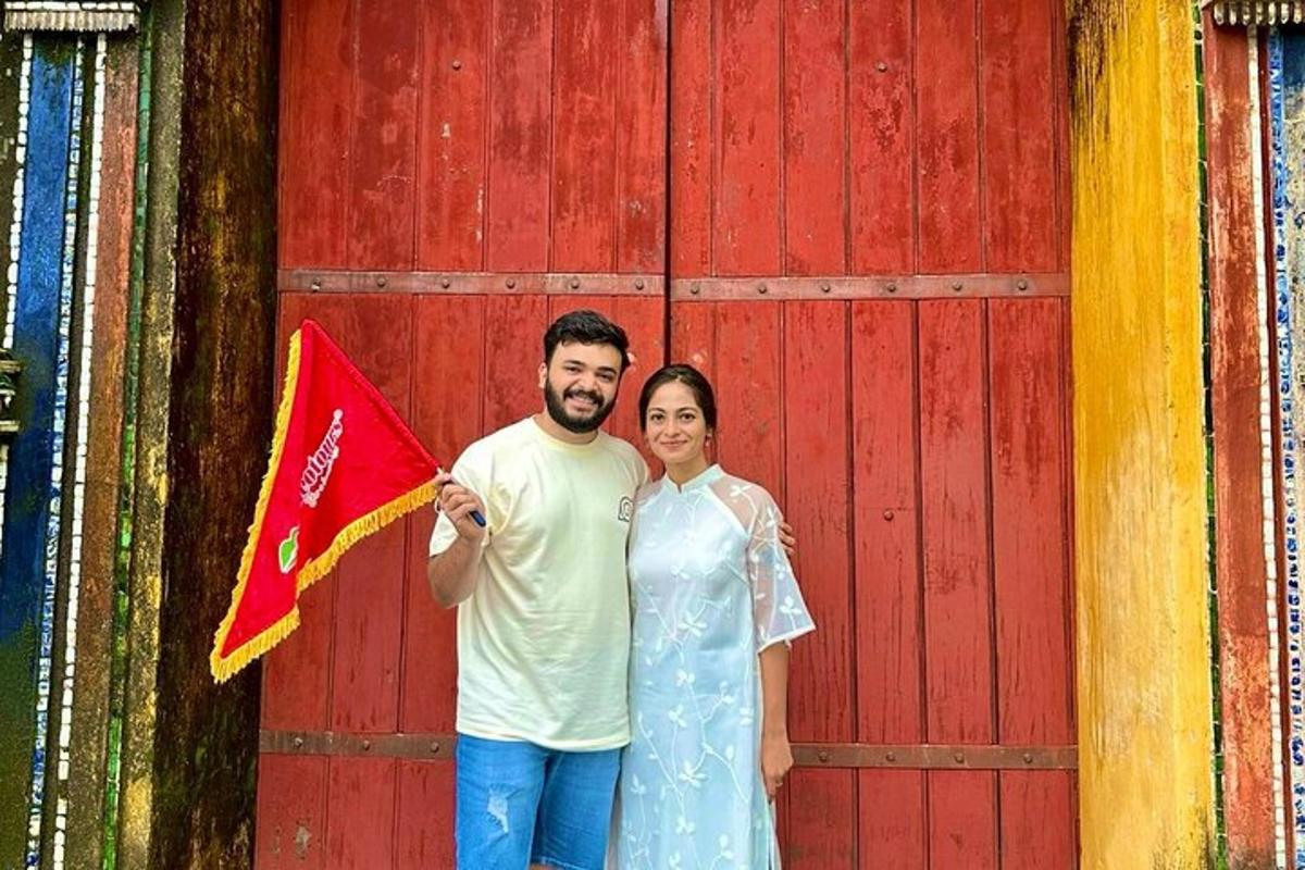 чоловік і жінка стоять перед червоними дверима