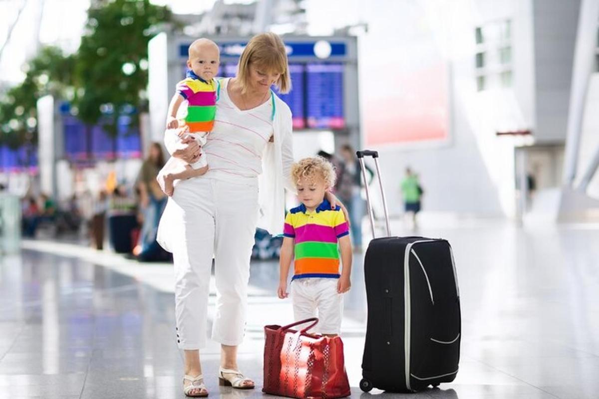 una donna e un bambino con una valigia