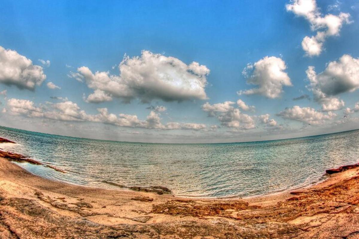 o plajă cu cer înnorat și ocean