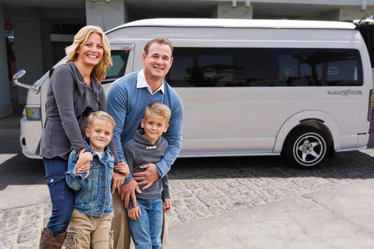 una famiglia in piedi davanti a un furgone bianco