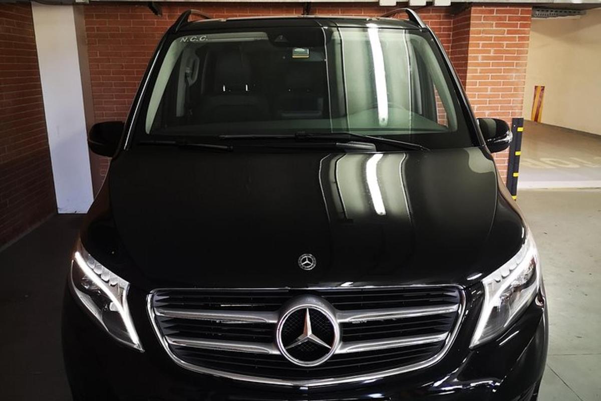 un'auto Mercedes Benz parcheggiata in un garage