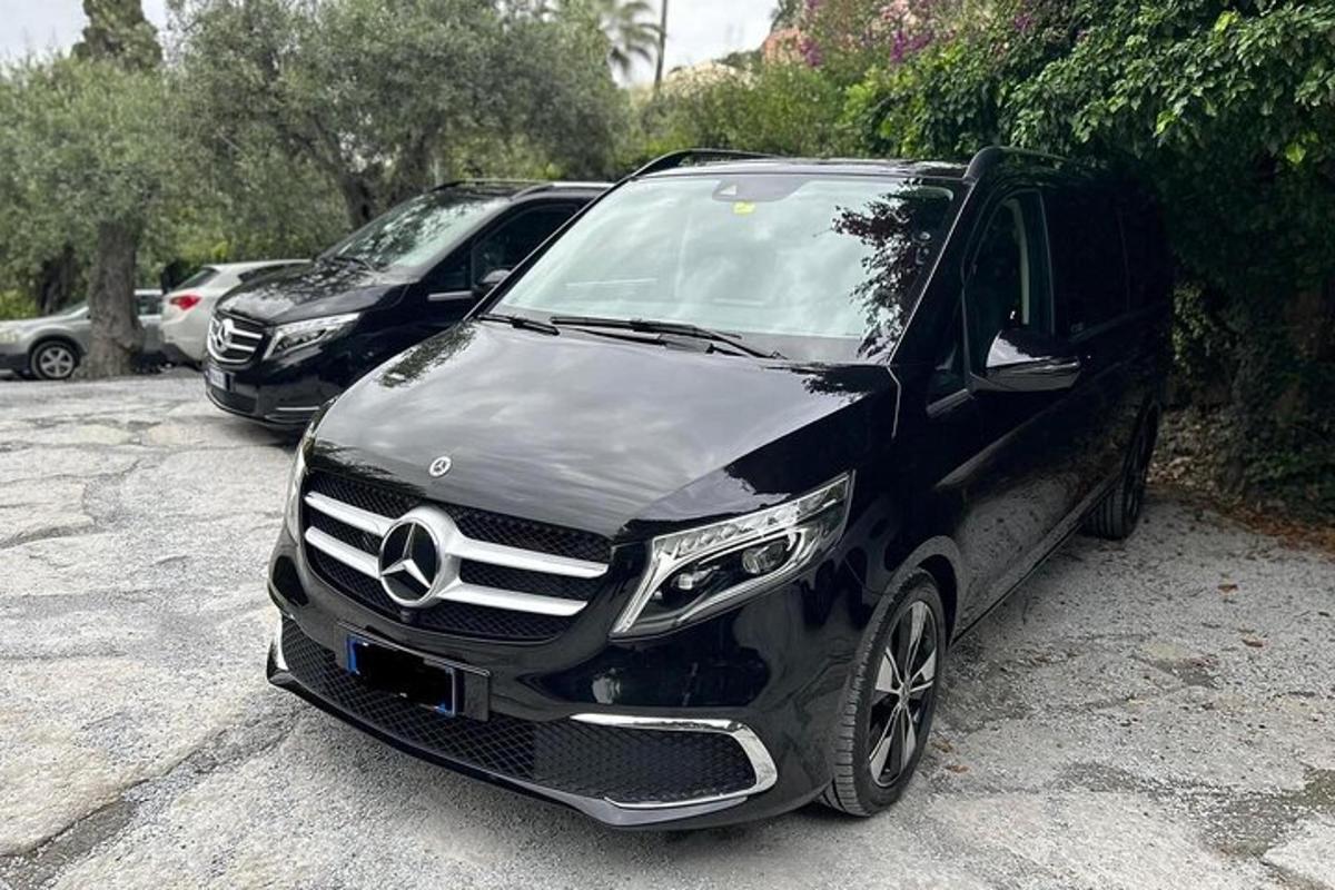 Mercedes Benz bíll lagður á bílastæði