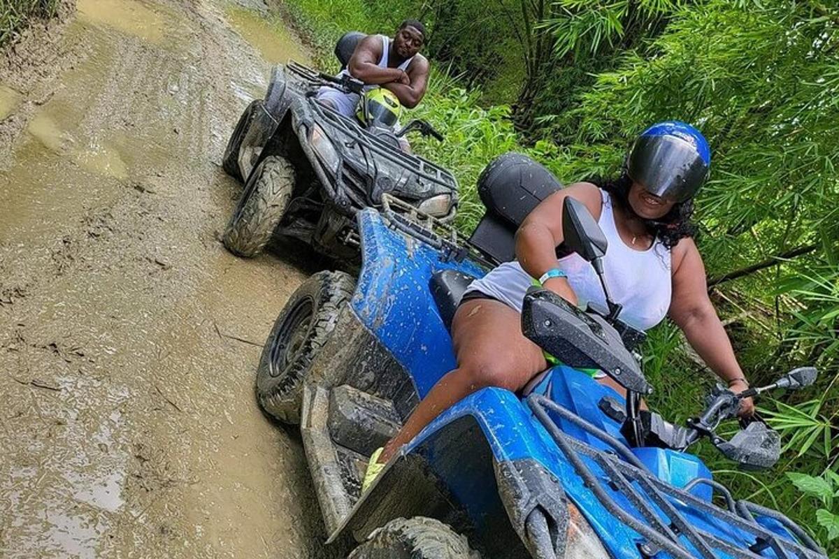 isang babaeng nakasakay sa dirt bike sa putikan