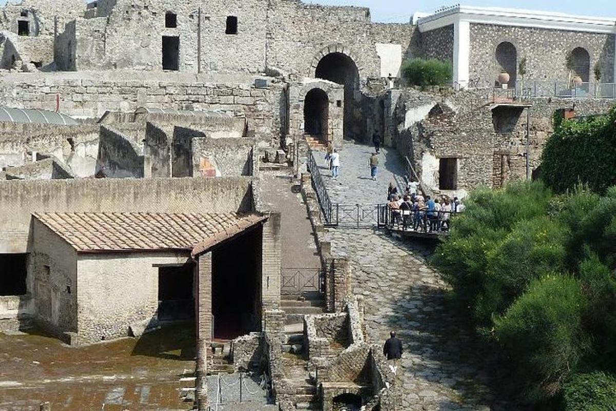 μια ομάδα ανθρώπων που στέκονται σε ένα μπαλκόνι σε ένα κτίριο