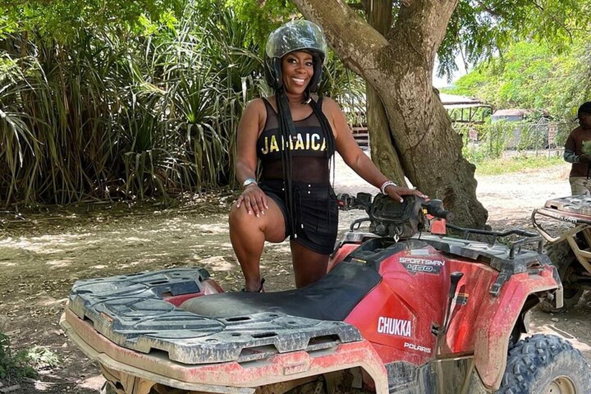 o femeie stă lângă un ATV