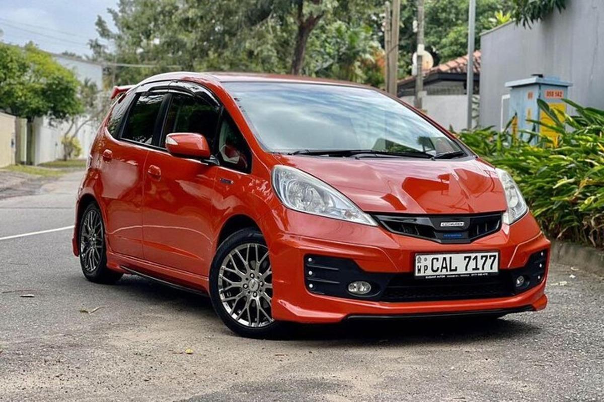 punane Smart auto pargitud parklasse