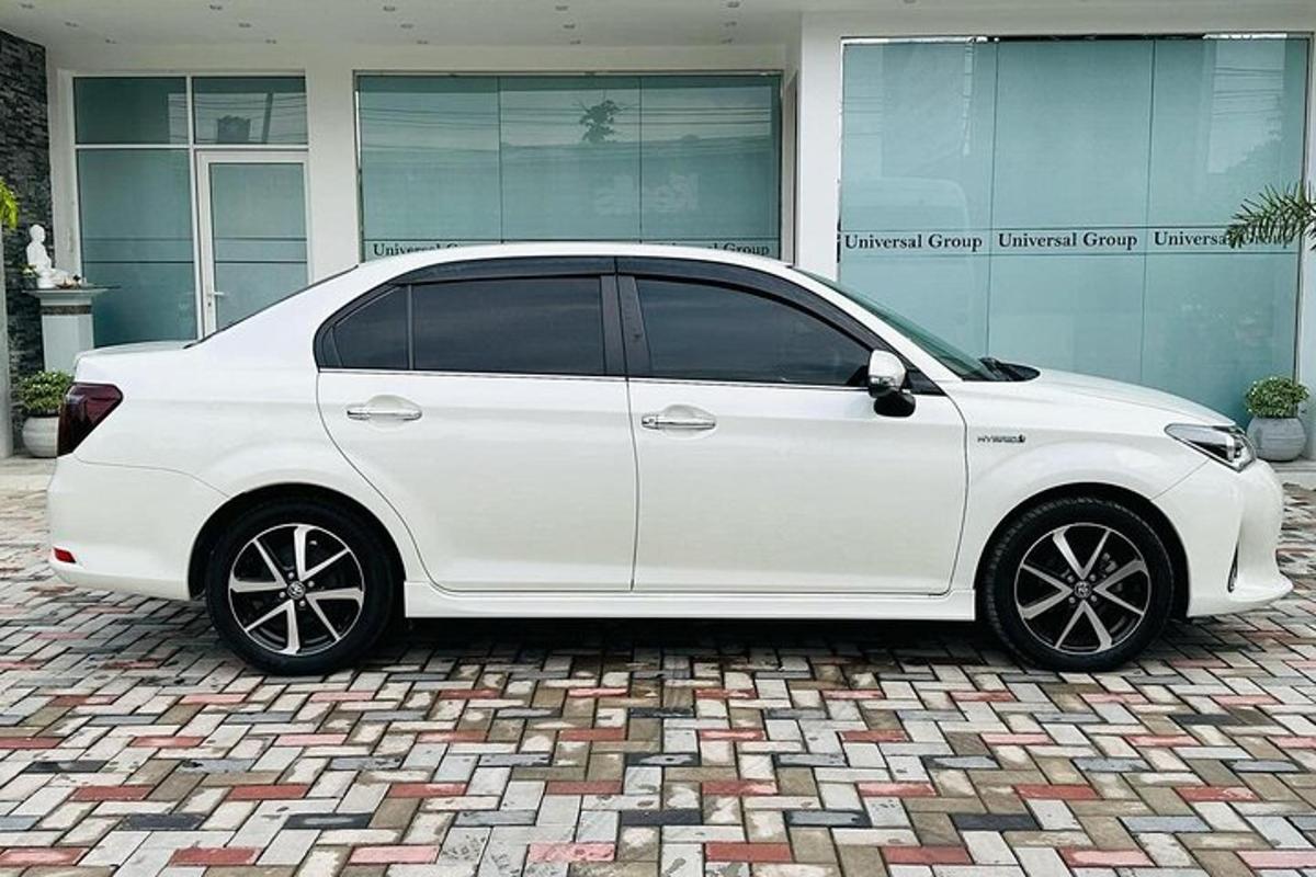 valge auto pargitud hoone ette