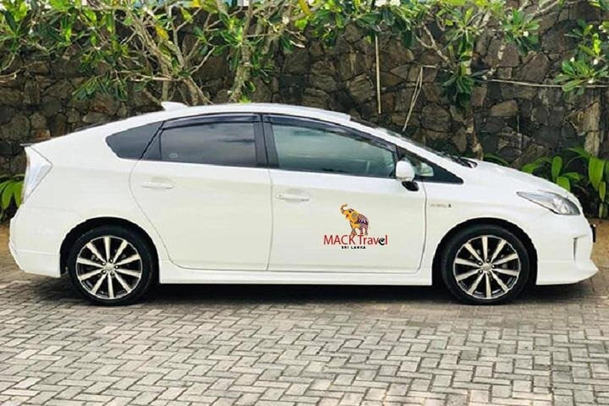 valge auto, mille küljel oli kleebis