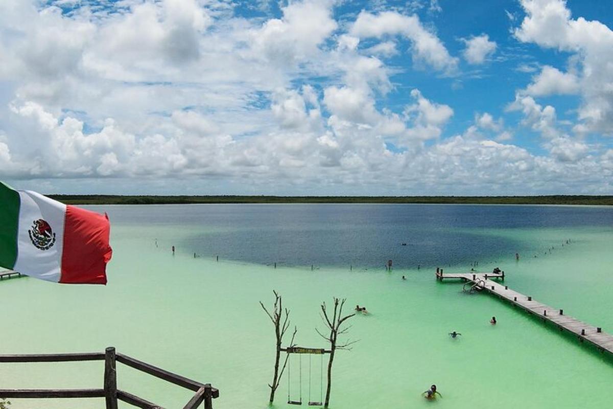 un grupo de personas nadando en un gran lago