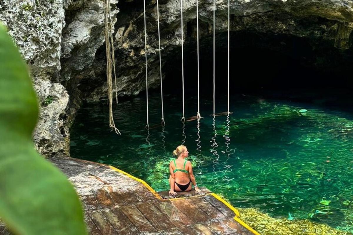 Una mujer parada en un estanque de agua en una cueva.