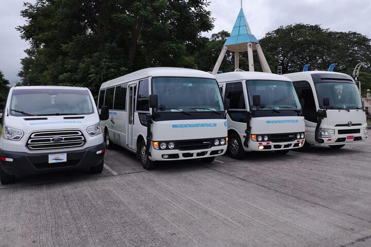 un gruppo di tre autobus parcheggiati in un parcheggio