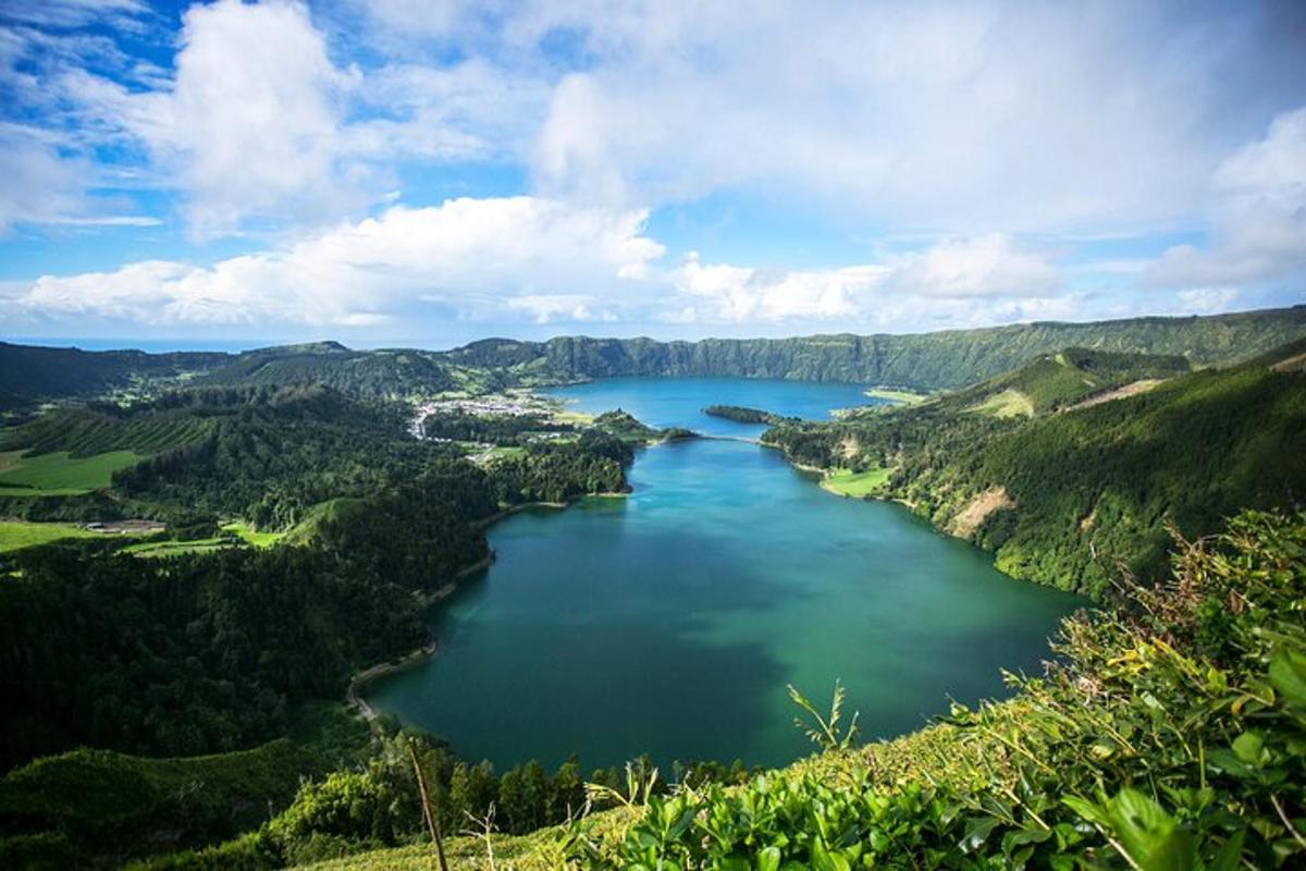 uma vista de um grande lago nas montanhas