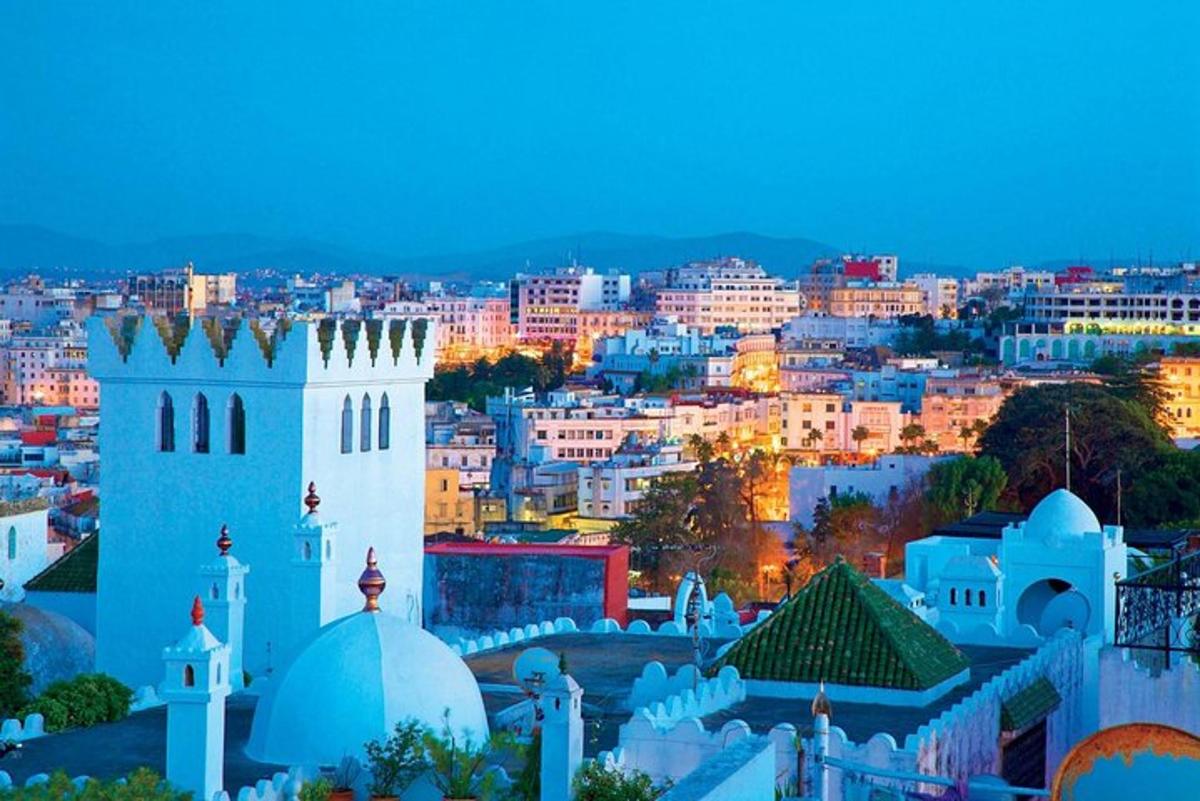 una vista di una città al crepuscolo