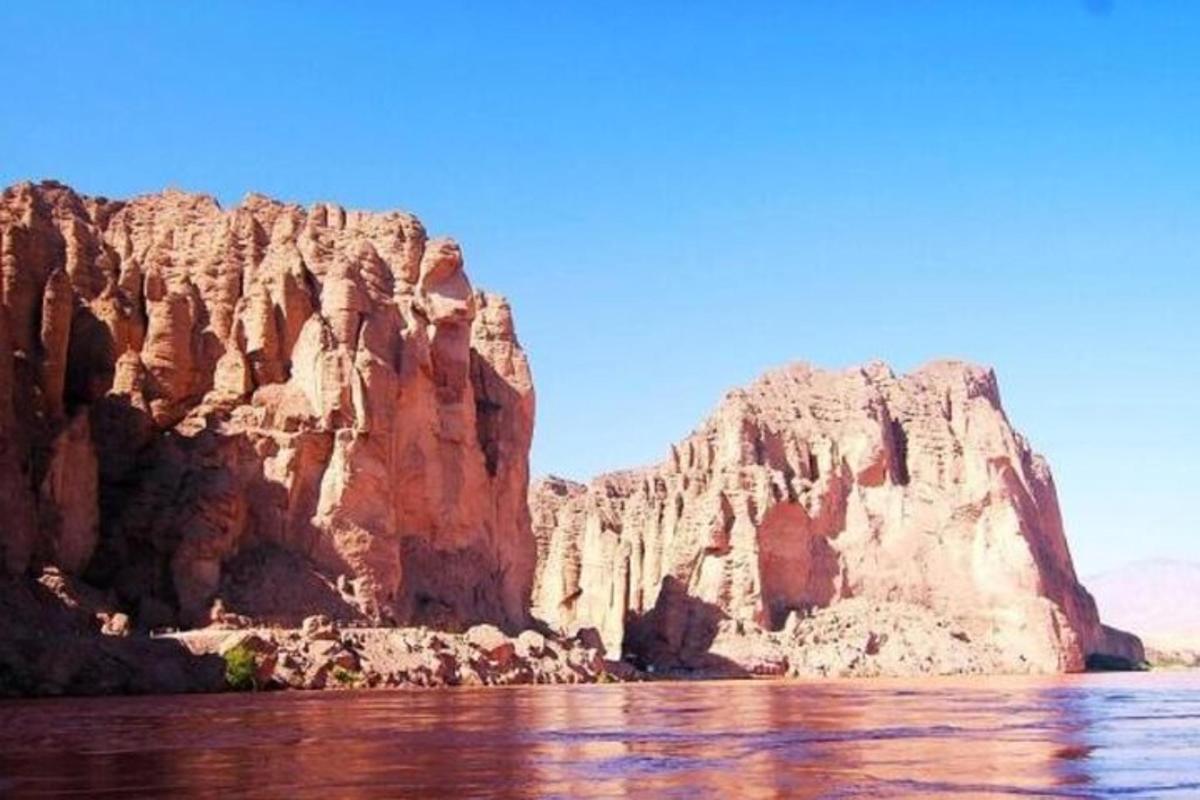 велика каменита планина усред воде